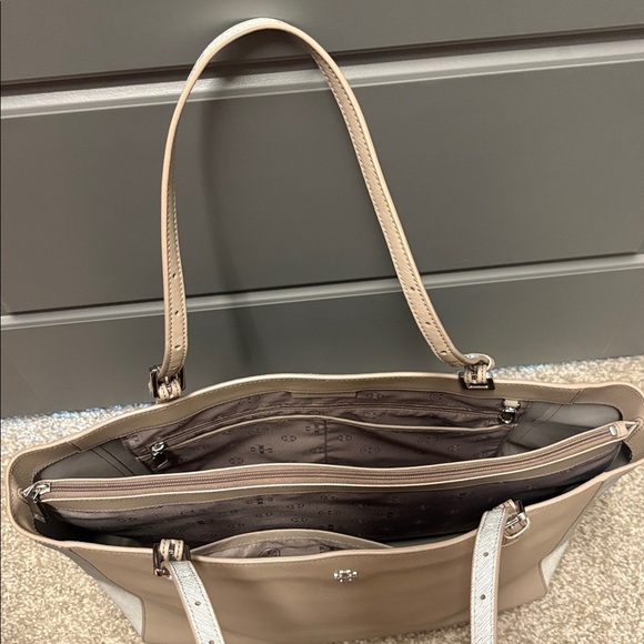 Tory Burch 'York' Buckle Tote Bag made of Saffiano leather Color: Gray & Silver - Picture 9 of 12